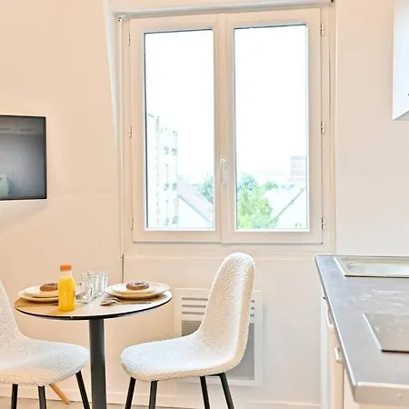 Petit Chaleureux En Banlieue - *