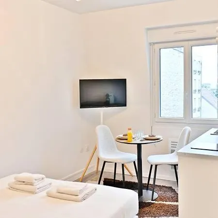 Petit Chaleureux En Banlieue -